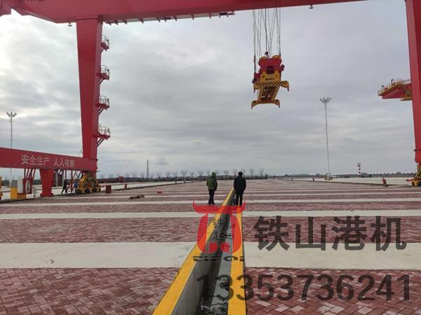 江苏苏州轨道式集装箱龙门吊厂家轨道式集装箱龙门吊吊钩结构